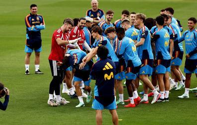 Los jugadores de la selección española de fútbol durante el entrenamiento llevado a cabo este lunes en la Ciudad del fútbol de las Roza