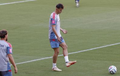 El delantero de la selección de fútbol de Croacia Ante Budimir, durante el entrenamiento en la víspera del partido de la Liga de Naciones ante España, este lunes en Sevilla