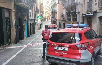 Acordonado Mercaderes, con un coche policial desde la calle Curia