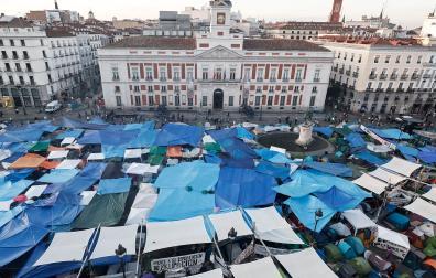 Vista aérea de las tiendas de los más de mil acampados este martes en la Plaza del Sol, donde permanecen ya tres noches en protesta por la situación de la vivienda