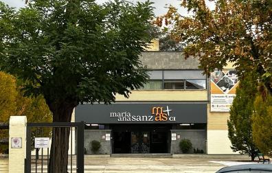 Acceso principal al centro integrado María Ana Sanz, de la Txantrea de Pamplona