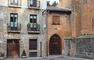 La casa del músico, en la plaza de San José, una reminiscencia de las casas de la Navarrería que surgió tras la guerra