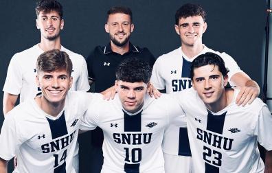 Sergio López, Alex Satrústegui (entrenador), Íñigo Burusco, Íñigo Iriarte, Daniel Bujanda y Miguel Gimeno posan con la equipación de SNHU (Southern New Hamphsire University) en Estados Unidos