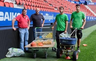 De izquierda a derecha:Juan Carlos Sanz, Tomás Sánchez, Ángel Blasco y Julen Sánchez (falta Tino Ventura), equipo de jardinería en El Sadar.j.p. urdíroz