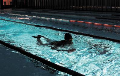Una mujer nada en 2020 en la piscina ya cerrada.