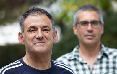 Alberto Muñagorri (i), que con diez años resultó gravemente herido en un atentado de ETA en Errenteria en 1982, posa junto al periodista y escritor Ander Izagirre durante una entrevista