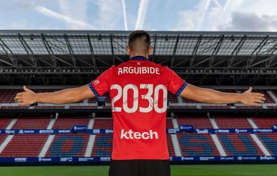 Íñigo Arguibide, con la camiseta de su renovación hasta 2030 sobfre el césped de El Sadar