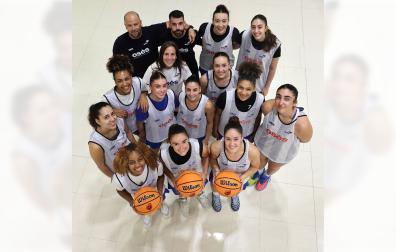 En primera fila y de izquierda a derecha: Sonia Smith, Celia García, Amaia Díez. Detrás, Paula García, Andrea Elso, Mamen Blanco, Cesarina Capellón, Claudia Langarita. En tercera fila: Aixa Wone, María Asurmendi -cuerpo técnico-, María Arbizu. En la última fila: Jotas Unzué -entrenador-, Jonathan Segur -cuerpo técnico-, June Idoate y Victoria Gauna.