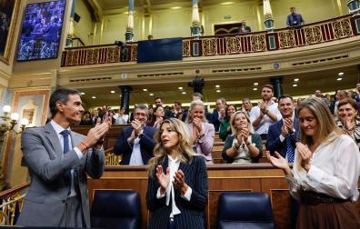 El presidente del Gobierno, Pedro Sánchez, aplaude a su llegada al Congreso de los Diputados para el pleno en el que se debate y vota los decretos de vivienda del Gobierno