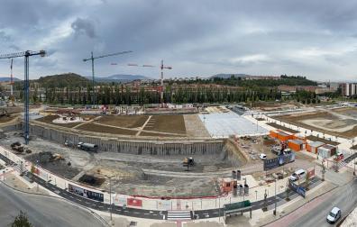 Fotografía con gran angular del estado actual de las obras en Erripagaña. A la izquierda irán las viviendas de VPO, en el centro la vivienda libre y el parque central y a la derecha la zona comercial