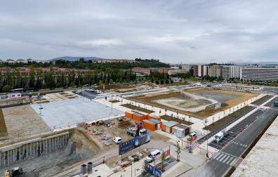 A la derecha, la zona comercial de la nueva urbanización de Erripagaña