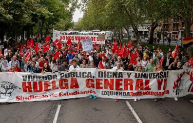 Manifestación convocada por el Sindicato de Inquilinas para denunciar la caída de los decretos de la vivienda y reclamar una rebaja del 50 % en los alquileres, la exigencia de contratos indefinidos y también la expropiación de las viviendas a los fondos buitres, mientras llama a la huelga general, este sábado