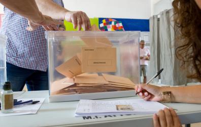 A: BLANCA ALDANONDO F: 23/07/2023 P: L: TUDELA T: ELECCIONES GENERALES 23J. MESAS ELECTORALES. URNAS. COLEGIO ELECTORAL DE GRISERAS