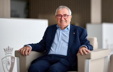 Luis Sabalza, sentado en un sillón en las dependencias de la planta noble del estadio de El Sadar