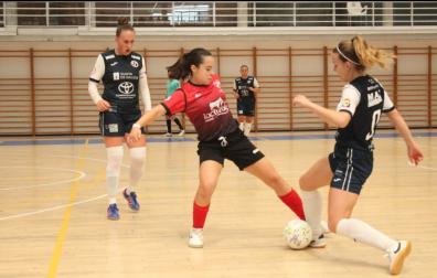 Maialen Pérez, jugadora del Lacturale Orvina disputa el esférico ante una jugadora del Segosala.