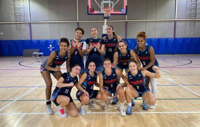 Las jugadoras del Osés Construcción celebran en Santa Cruz de Tenerife la victoria en el inicio liguero.