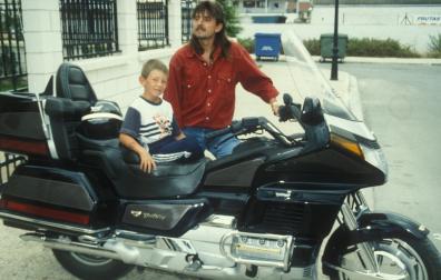 Ziober, junto a su hijo en Pamplona, en su inconfundible moto