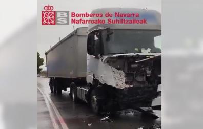 Estado del camión tras chocar con el coche en Cintruénigo
