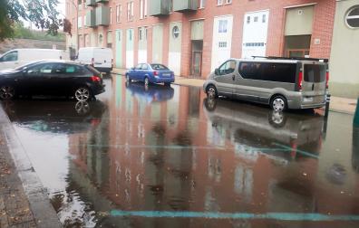 La lluvia ha generado un gran balsa de agua a la altura de Sanduzelai Ikastetxe, en San Jorge