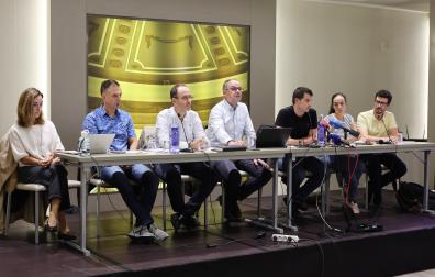 Los miembros del consejo rector han presidido la reunión de afectados de la cooperativa de vivienda protegida de Maristas