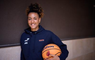 Aixa Wone, primera capitana del Osés Construcción para este curso, posa junto a un balón en uno de los porches de Ripagaina