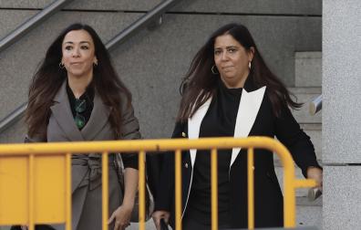 La jueza Beatriz Biedma (d), que procesó al hermano de Pedro Sánchez, sale de la Audiencia Nacional acompañada de su hermana y abogada tras denunciar ante el juez maniobras en su contra de la presunta trama de la exmilitante del PSOE Leire Díez