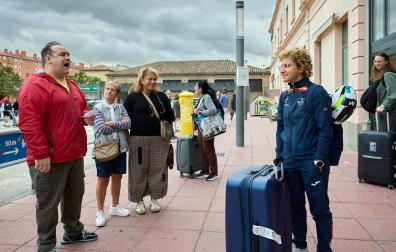 Paula Ostiz, a su llegada este jueves en la estación de tren de Pamplona