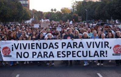 Asistentes a la manifestación por el derecho a la vivienda que recorrió las calles de Córdoba