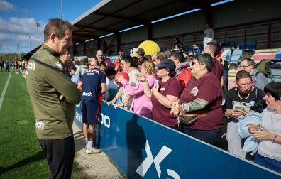 Entrenamiento del primer equipo de Osasuna en Tajonar con la presencia de integrantes de la 'Grada Social'
