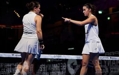 Martina Calvo y Claudia Fernández celebran un punto en la semifinal del Cupra Dusseldorf Premier Padel P2