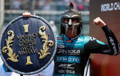 El español Maximo Quiles celebra ataviado como un gladiador romano su título mundial en Moto3 tras ganar el GP de Indonesia
