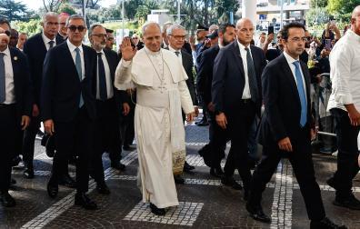 El papa entró andando al hospital acompañado de sus secretarios y médico personal