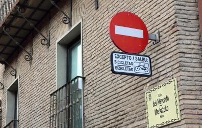 Calle del Mercado, con la señal que permite la circulación de bicicletas en sentido contrario
