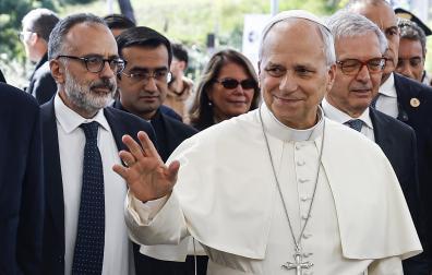 El papa León XIV, a su llegada este martes al Hospital Gemelli de Roma para su ingreso