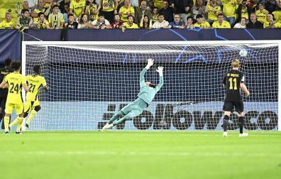 El delantero del Villarreal Tani Oluwaseyi marca el 3-1 que sentenciaba el encuentro contra el Nápoles