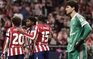 Los jugadores del Atlético de Madrid celebran el segundo gol