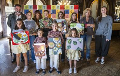 Los ganadores y los finalistas posan con las autoridades y el jurado, tras la entrega de los premios del Concurso de Pintura de Producto Local.