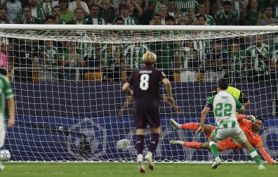 Isco Alarcón anota el 3-2 desde los once metros culminando la remontada del Betis