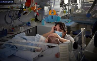 Una enfermera acaricia a un bebé en la Unidad de Neonatología del Complejo Hospitalario de Navarra (CHN), en una imagen de 2023.