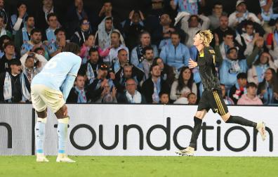 El delantero de la Juventus Nick Woltemade celebra el tanto del empate ante un desolado Ilaix Moriba