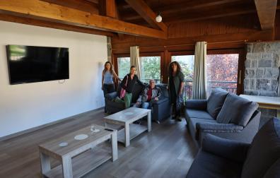 Anne Cubillas, Patricia Viscarret, Jesús Cruchaga y Kontxa Antolín, en el salón del ‘coliving’ de Roncal