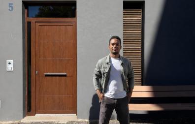 El joven de Jaurrieta Wilber Filiu Del Toro, ante el portal de su vivienda de alquiler