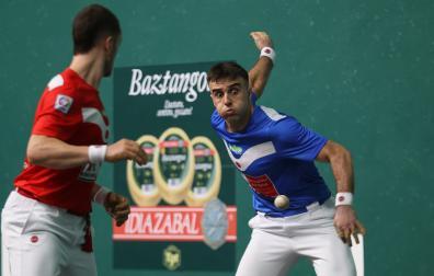 Jon Ander Peña golpea a una pelota en presencia de Unai Laso en un encuentro anterior