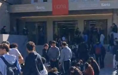 Vídeo de la larga cola para comprar entradas de la Carpa de la UPNA que da la vuelta al Sario