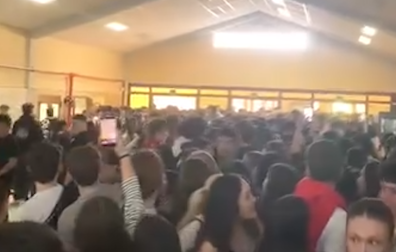 Aglomeración de personas durante la venta presencial de entradas para la Carpa Universitaria, este martes en el edificio de El Sario, en Pamplona.