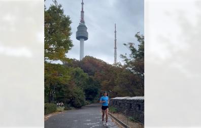 La burladesa Naiara Irigoyen Indave, corriendo por Seúl con la N Seoul Tower a sus espaldas