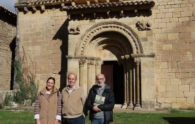 Desde la izda., Amaya Flores, Luis Mª Cabodevilla y Simeón Hidalgo, ante la iglesia de San Martín de Artaiz. Arriba, detalle de testigos de yeso colocados para estudiar grietas, también agrietados
