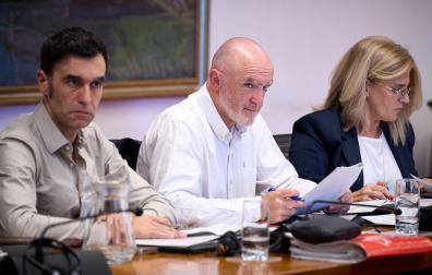 Ángel Ansa, Javier Esparza e Isabel Olave, de UPN, durante el debate en comisión de la ley