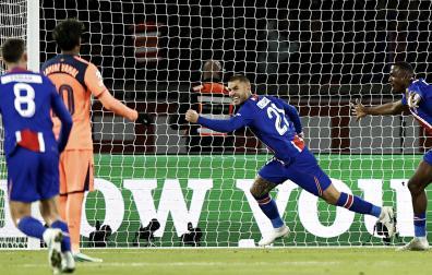 Lucas Hernández celebra el 2-1 tras cabecear a gol un córner en la segunda parte