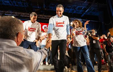 El secretario general del PSOE y presidente del Gobierno, Pedro Sánchez junto a la vicesecretaria general del partido y secretaria general en Andalucía, María Jesús Montero durante el acto del PSOE en Granada